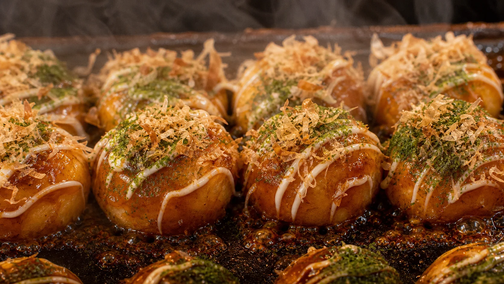 湯気の立つ焼きたてたこ焼き