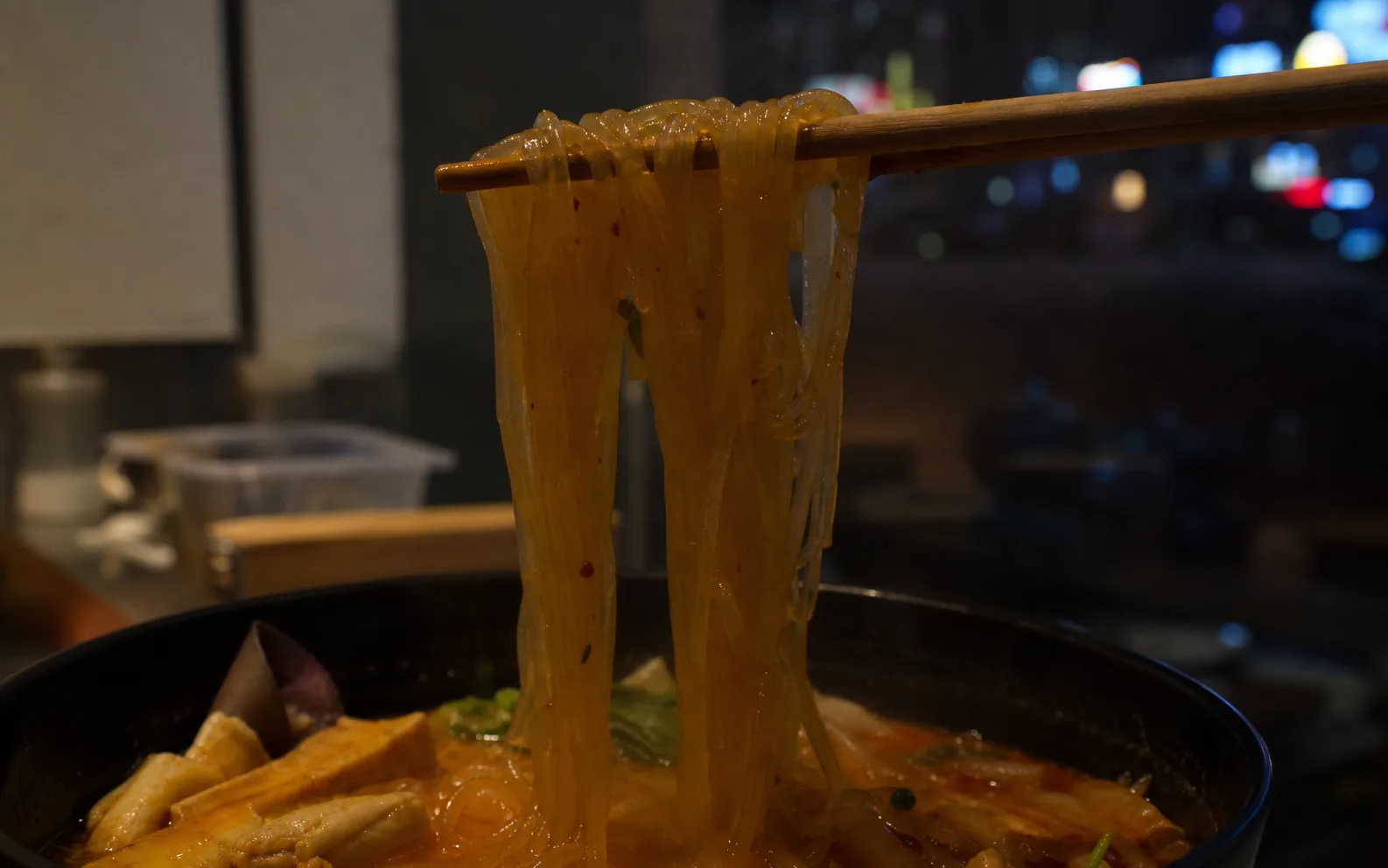 箸で持ち上げたもちもちの国産太春雨